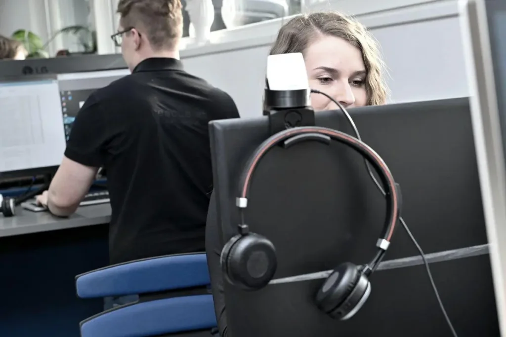 Technikerin von Rescue EDV bei der IT-Betreuung eines Vorarlberger Unternehmens