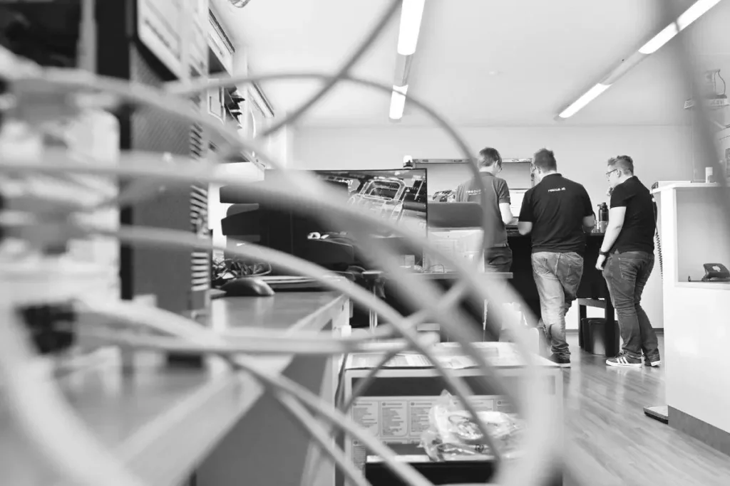Mitarbeitende arbeiten gemeinsam an Unternehmensdaten – Sinnbild für Zusammenarbeit in der Nextcloud